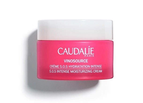 Suave, natural, calmante, ideal para las pieles más sensibles, reactivas y con tendencia a secarse nada más salir de casa. Hidrata intensamente y acaba con las rojeces y con la tirantez. Truco: ideal para aplicar bajo el maquillaje y que la base no marque las arrugas. Vinosource Crema Sos Hidratación Intensa de Caudalie.  Antes: 26,55 euros. Ahora: 21,22 euros .