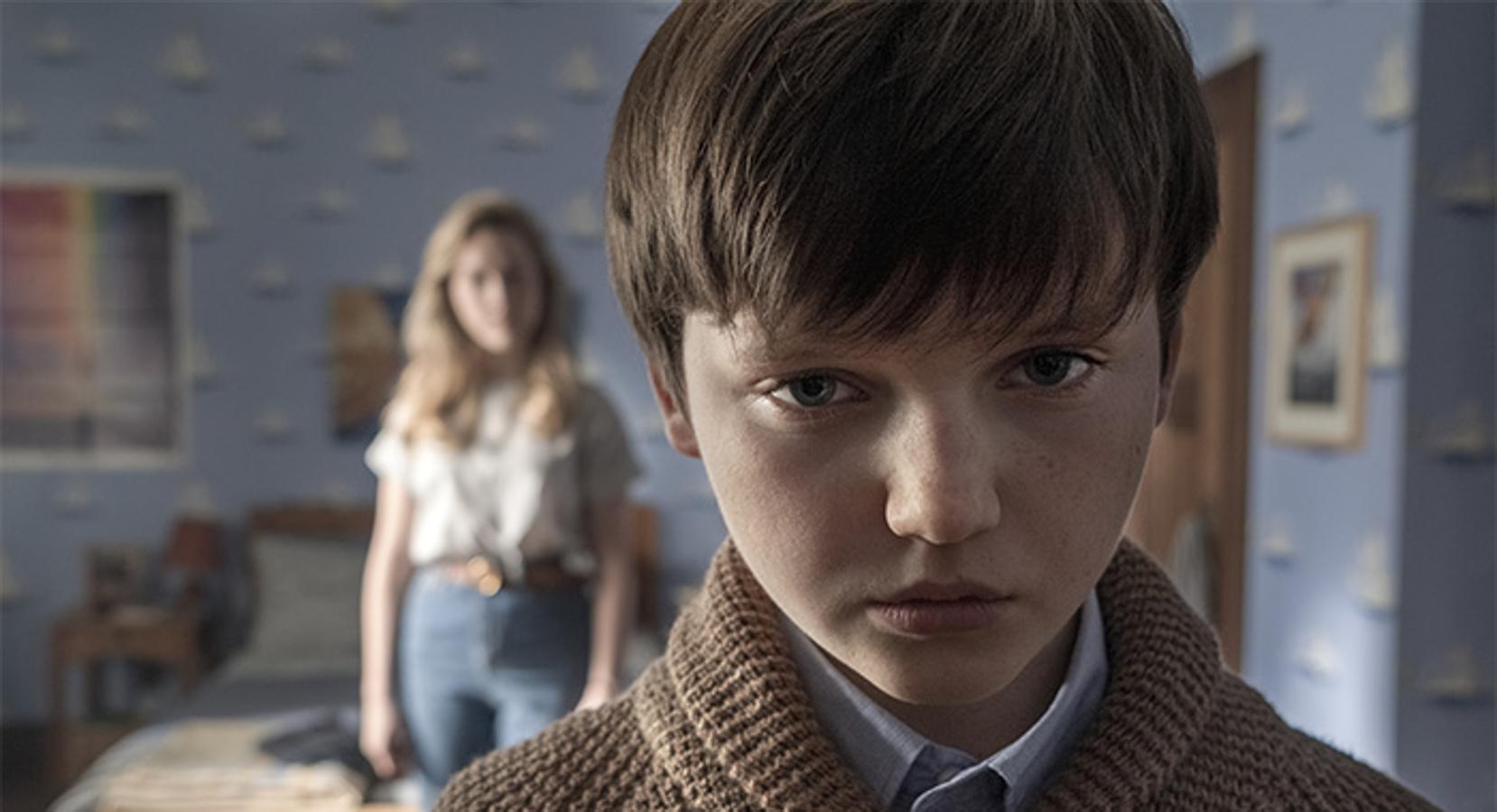 Después de ponernos los pelos como escarpias con La maldición de Hill House, la segunda temporada de esta serie parte de cero (y de las novelas de fantasmas de Henry James) para meternos de lleno en otra historia de terror, esta vez con niños inquietantes y niñeras muertas.