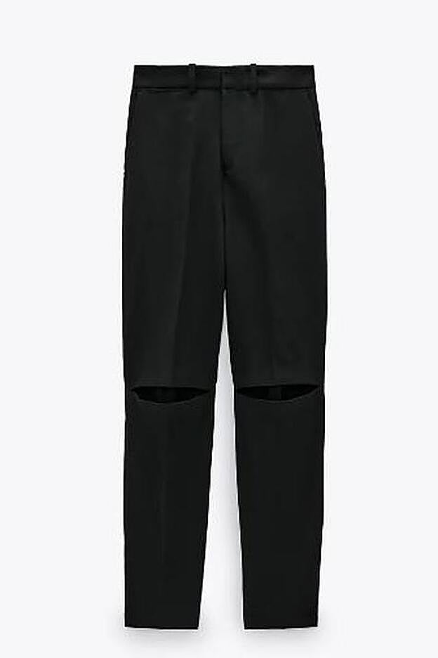 Pantalón negro de vestir con rotos en las rodillas, de la nueva colección de Zara.