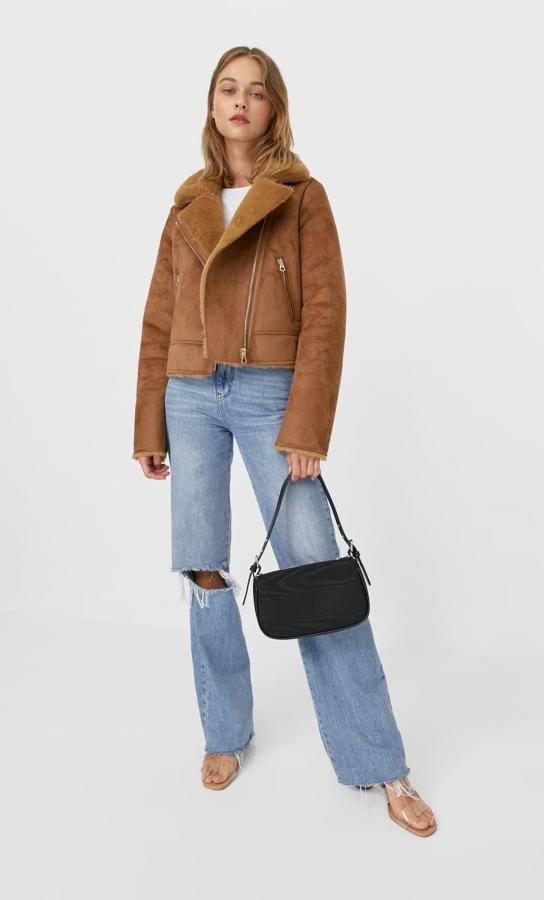 De cuello y solapa con manga larga, esta cazadora en color camel con interior de pelo, bolsillos delanteros con cremallera metálica y cierre frontal similar, es de Stradivarius, tiene un precio de 39,99 euros y está disponible entre las tallas XS y XL.
