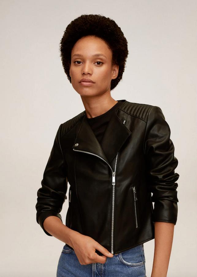 Diseño cropped para esta cazadora biker de Mango con hombros con efecto acolchado, puños abotonados y cierre asimétrico de cremallera. Tiene un preco de 29,99 euros y está disponible entre las tallas XS y XL.