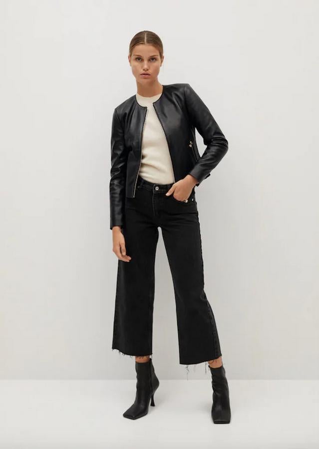 Con cierre frontal de cremallera y sin cuello de solapa, esta cazadora cropped de Mango está confeccionada en piel y tiene un precio de 99,99 euros. Está disponible entre las tallas XS y XL.