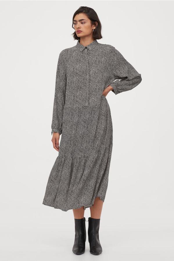 Tejido vaporoso de viscosa para este vestido de H&M con estampado en tonos blancos y negros de corte relajado, con cuello camisero, mangas raglán largas y costura fruncida en caderas y bajo. Tiene un precio de 19,99 euros y podemos encontrarlo entre las tallas XS y XXL.