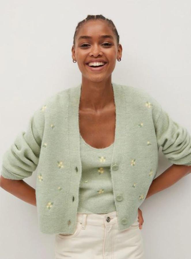 Si hay algo que se lleve más que una chaqueta de punto es hacerlo con el top a juego. Este look en verde menta con flores bordadas es de Mango (29,99 euros solo la chaqueta).