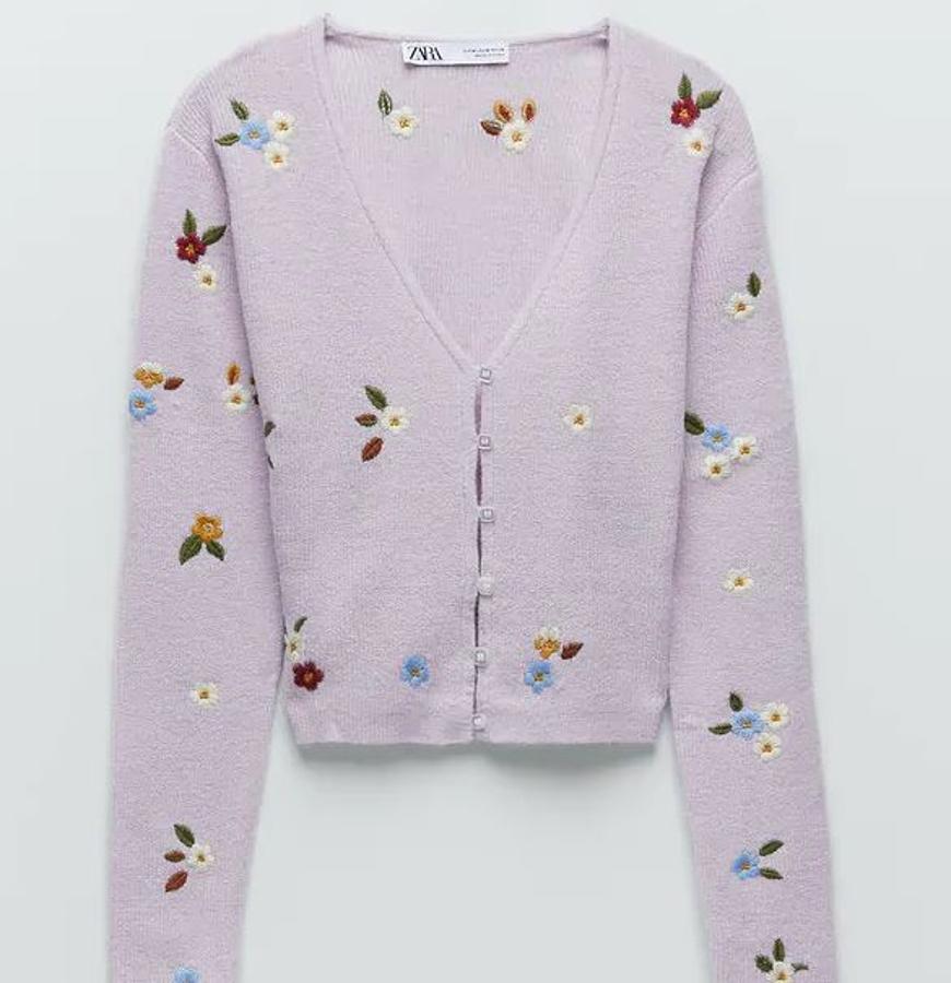 ¿Hay algo que se lleve y Zara no tenga? Cómo no, la chaqueta con florecitas no iba a ser menos y esta tiene un toque ideal con el punto de canalé y los colores de los bordados (29,95 euros).