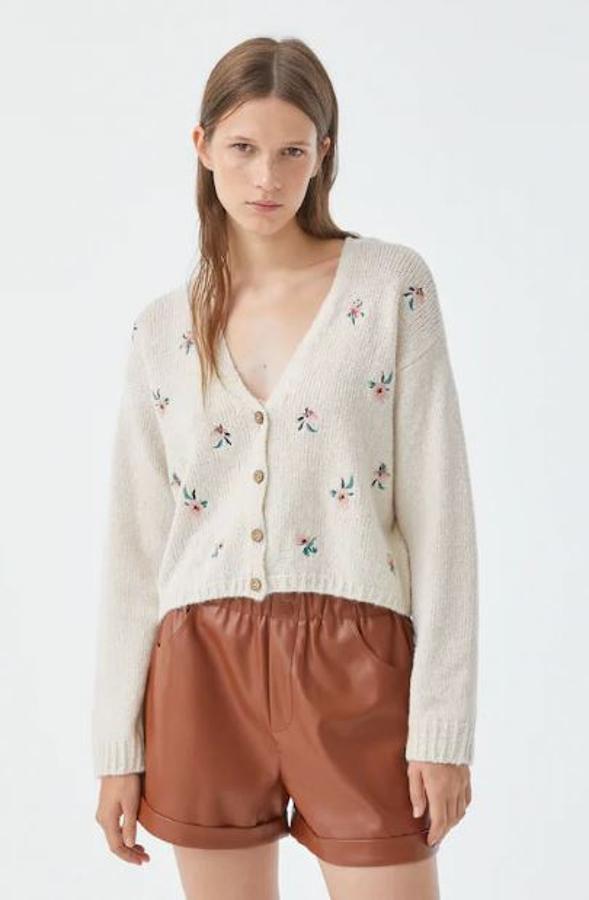 De las más sencillas y la chaqueta romántica por excelencia este otoño, con flores bordadas. En este caso, verdes y rosas sobre fondo crudo y con botones de madera. Es de Pull&Bear y solo está a la venta on line (25,99 euros).