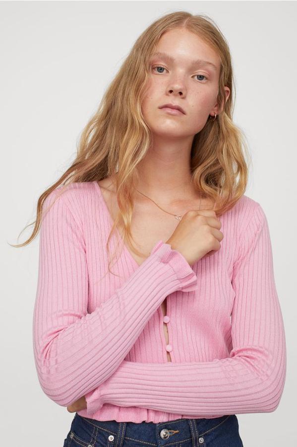 Es cortita y con volantes en puño y bajo, esta chaqueta nos recuerda a las que llevábamos en los 90 pero con un diseño renovado de plena actualidad en el 2020. Hay que darle las gracias a H&M (17,99 euros).