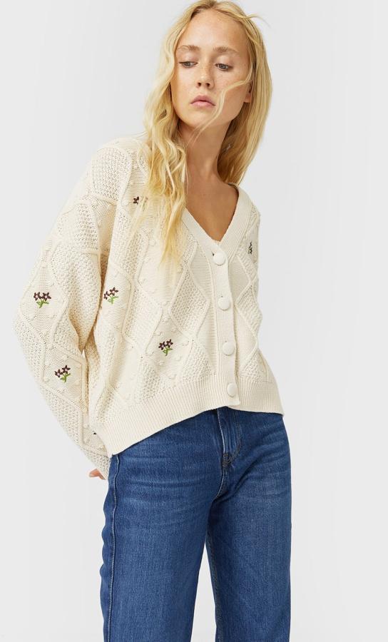 Si buscas un diseño clásico pero con un punto de actualidad, en Stradivarius han dado con la mezcla perfecta (25,99 euros).