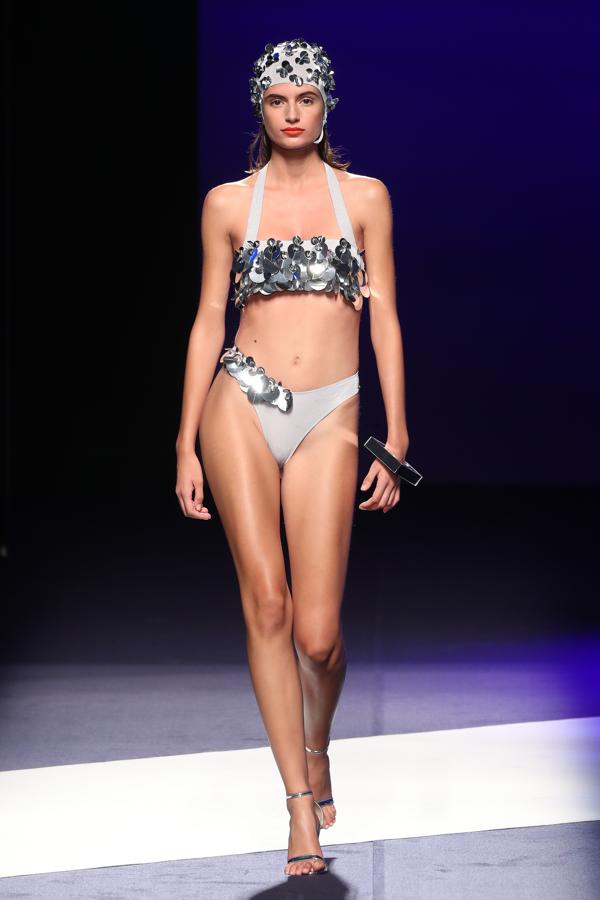 Desfile de Dolores Cortés.