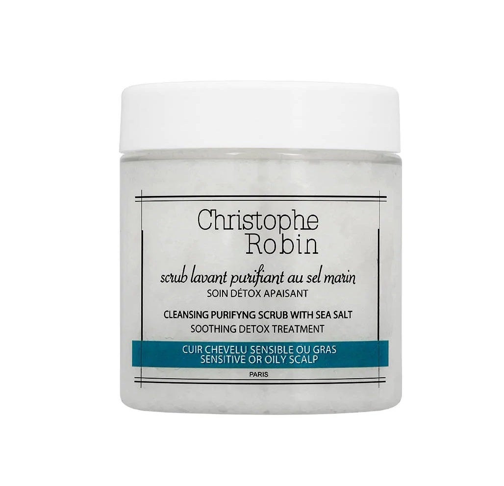 El exfoliante capilar Christophe Robin es perfecto para los cueros cabelludos sensibles o grasos. Alivia la sensación de quemazón, calma el picor, elimina impurezas, desintoxica y estimula la circulación de los pequeños vasos sanguíneos.  (14,99 euros en Sephora/ formato viaje) .