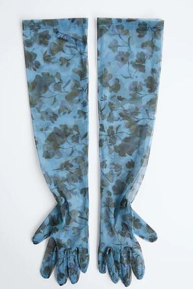 Guantes largos de tul con estampado de flores en tonos azul y verde, de Zara. Cuestan 15,95 euros y son talla única.