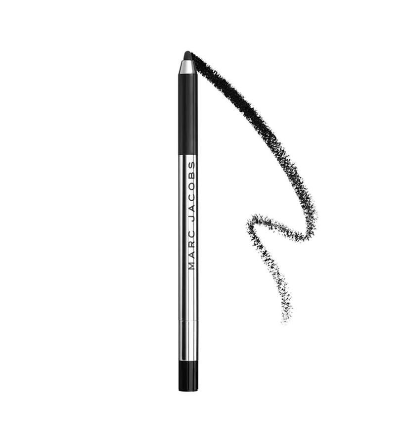Su textura en gel permite usar pigmentos ricos para un color intenso en una sola pasada y una aplicación de las más delicadas. Resistente al agua y de larga duración, una vez seca no gotea. Incorpora un sacapuntas en la tapa.  Highliner de Marc Jacobs Beauty  (24,99 €).