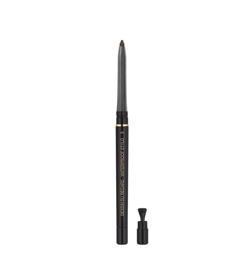 Permite una delineación sencilla y precisa que dura hasta 16horas. Su acabado semimate se combina con una textura muy suave y sedosa para proporcionar una mirada seductora que está hidratada.  Dessin du Regard Stylo Waterproof Yves Saint Laurent  (27,90 €).