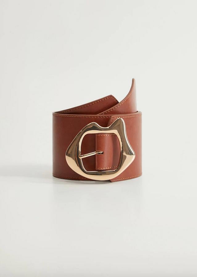 Diseño ancho con cierre de hebilla dorada de acabados desiguales para este cinturón en color marrón que cuesta 19,99 euros y podemos encontrar en la talla S y M.