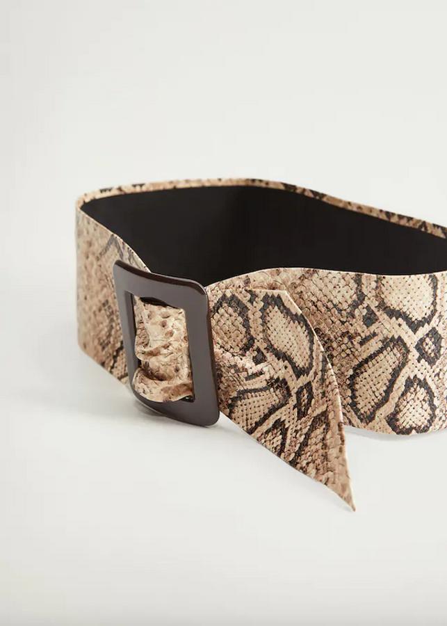 Estampado de serpiente para este cinturón ancho con hebilla ajustable de resina en color marrón. Tiene un precio de 19,99 euros y está disponible en las tallas S y M.