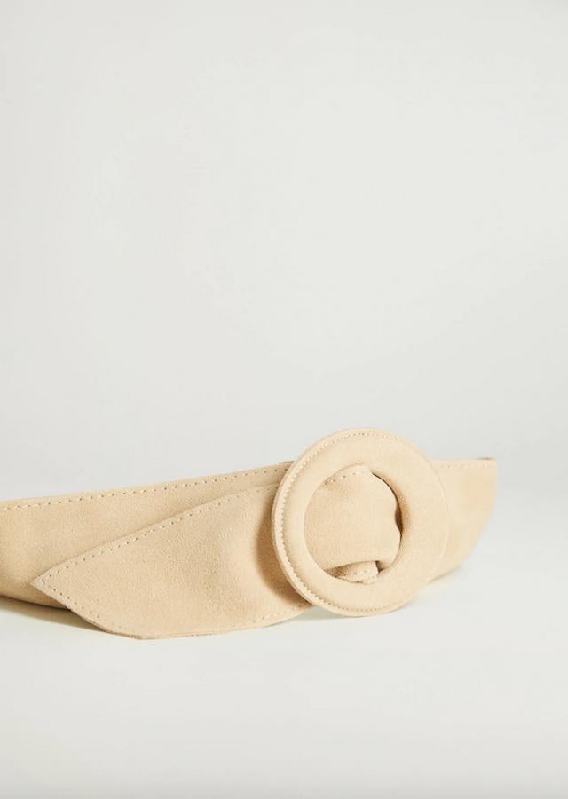 Corte de piel en color arena con hebilla forrada a tono ovalada para este cinturón que está rebajada y de 25,99 euros ha pasado a 9,99 euros. Está disponible en las tallas S y M.