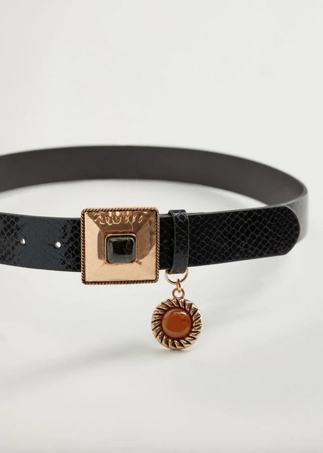 Una de nuestras propuestas favoritas es este cinturón de textura con relieve, hebilla cuadrada con cierre de clip y detalle de abalorio dorado junto a la misma con piedra incrustada. Cuesta 15,99 euros y está disponible en las tallas S, M y L.