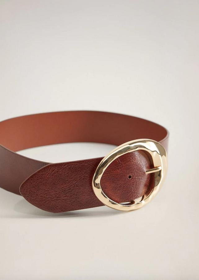 Otra de las propuestas de Mango en color marrón es este bonito cinturón con cierre de hebilla de diseño ovalado en relieve y color dorado. Cuesta 19,99 euros y está disponible en las tallas S y M.