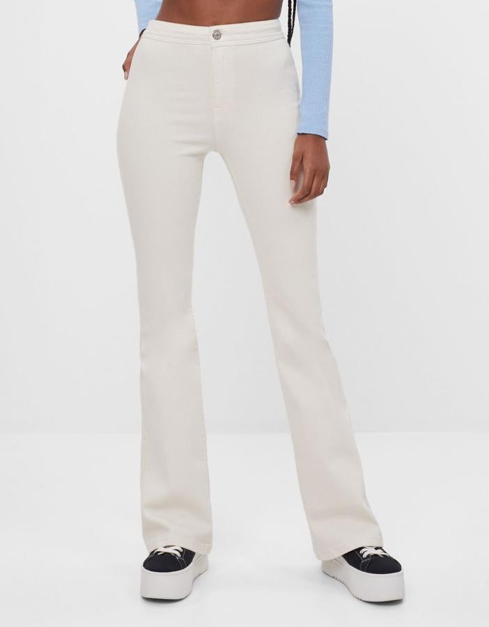 Confeccionado con al menos un 50% de algodón orgánico, estos pantalones flare en color arena son de Bershka y tienen un precio de 19,99 euros. Están disponibles entre las tallas 32 y 42.