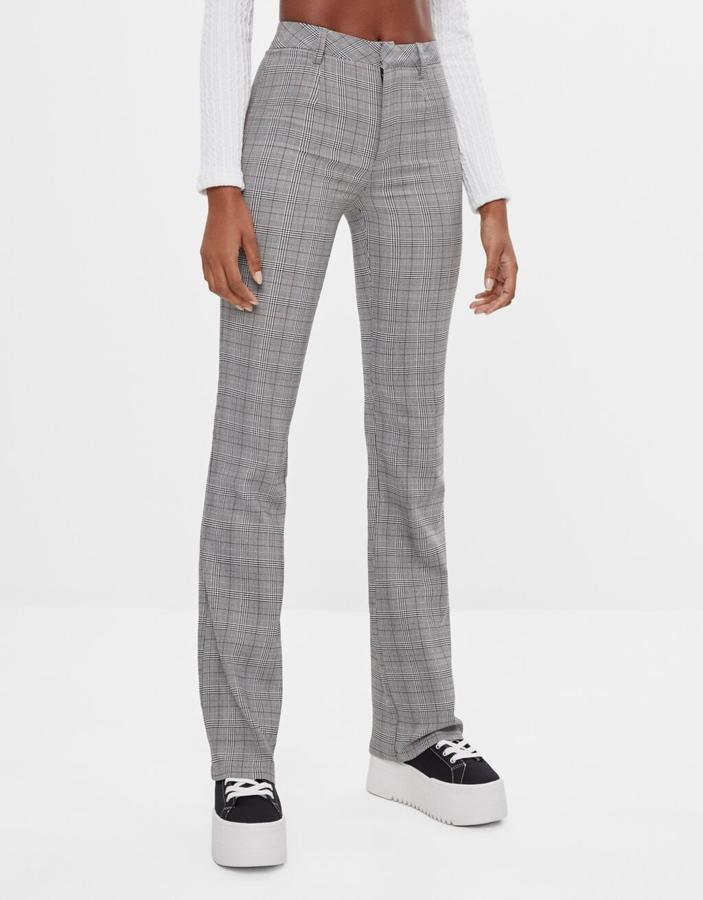 Estampado de cuadros en tonos grises para este pantalón flare de Bershka que cuestan 22,99 euros y están disponibles entre las tallas 32 y 40.