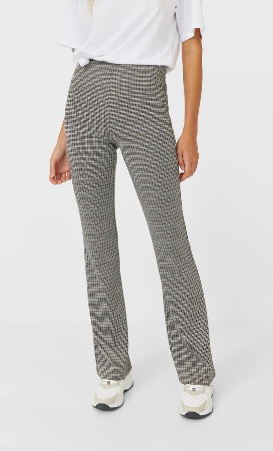 Estampado de cuadros en tonos beige y negros, estos pantalones flare son de Stradivarius, tienen un precio de 19,99 euros y solo están disponibles en la talla L.