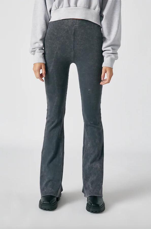 Negro delavado para este pantalón flare de Pull&Bear confeccionado en algodón ligeramente elástico. Tiene un precio de 17,99 euros y está disponible entre las tallas XS y XL.