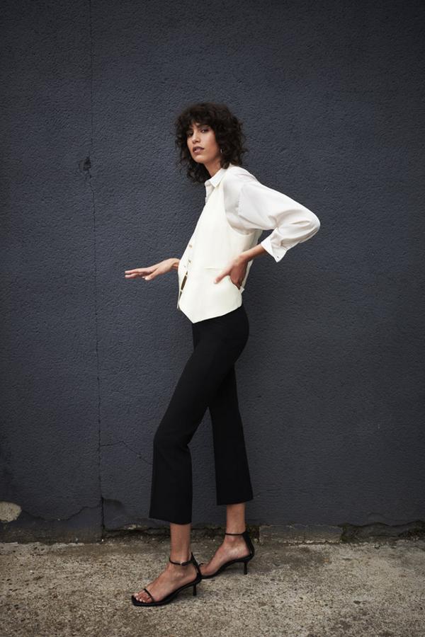 En color negro, con diseño acabado antes del tobillo, estos pantalones mini flare de Zara vienen con cintura elástica y cierre lateral de cremallera. Cuestan 25,95 euros y están disponibles entre las tallas XS y XL.