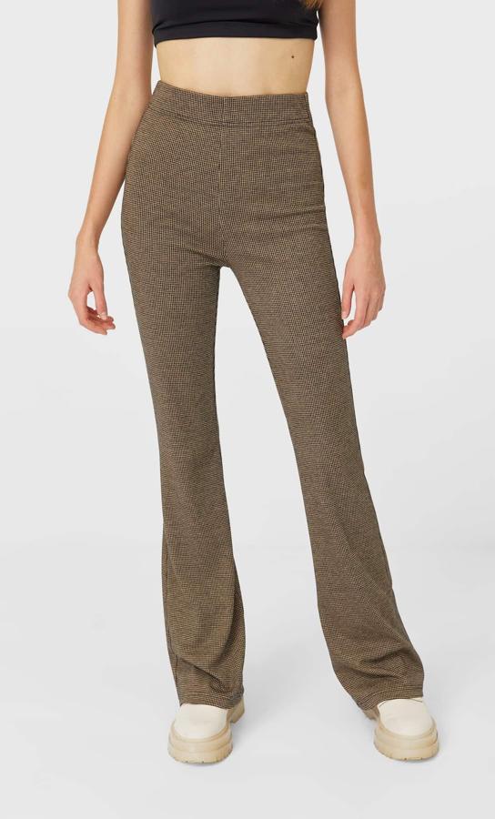 Disponible en color tostado, estos pantalones flare de Stradivarius tienen un precio de 19,99 euros y están disponibles entre las tallas XS y XL.