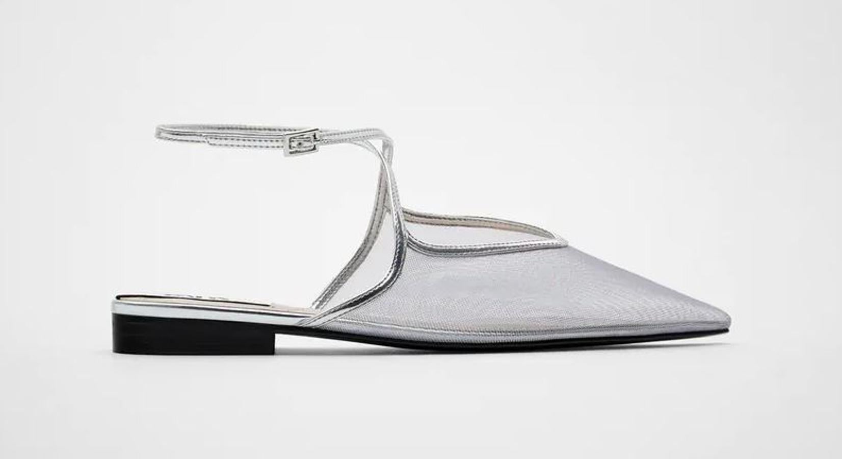 Zapatos de rejilla destalonados con pulsera al tobillo, en color plateado, de los Special Prices de Zara (9,99 euros).