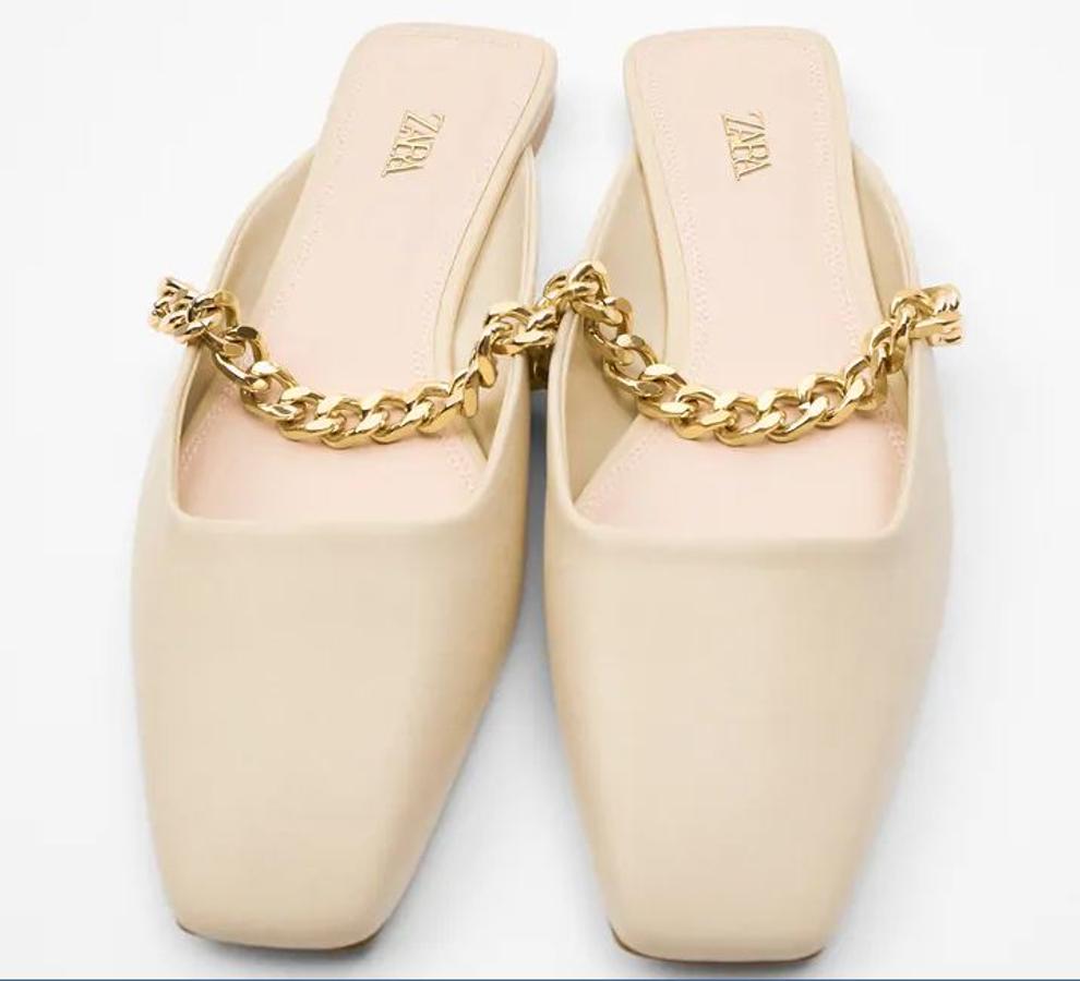 Bailarinas destalonadas, con punta cuadrada y cadenas doradas, de los Special Prices de Zara (15,99 euros).
