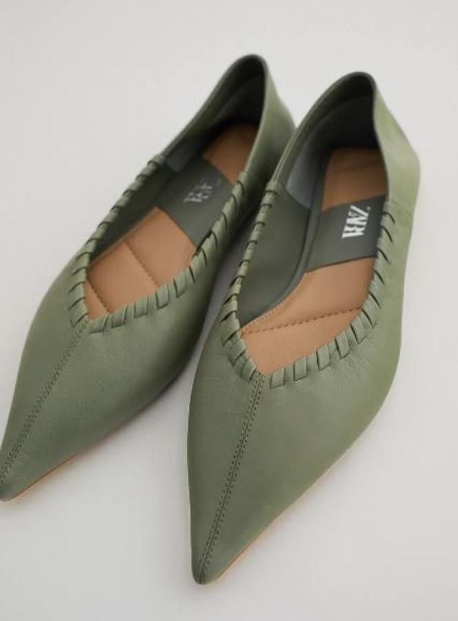 Bailarinas con costura central y remates en relieve, de los Special Prices de Zara (19,99 euros).