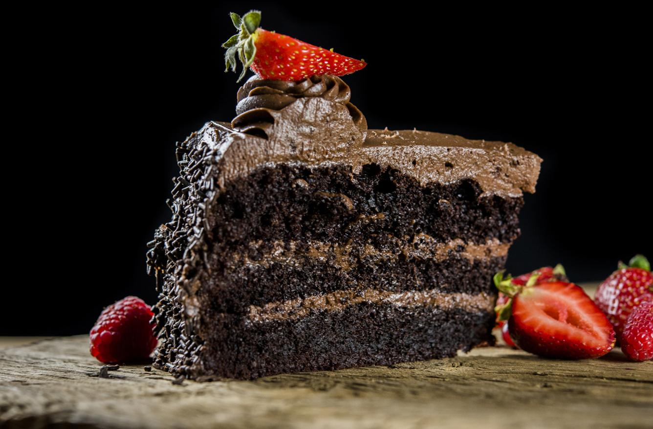 La tarta de chocolate de Levaduramadre, a base de esponjoso bizcocho de chocolate entre deliciosas capas de crema con más chocolate. "Es la típica layer cake para los auténticos amantes del cacao donde la potencia de sabor contrasta con la suavidad de la crema", asegura su creador.