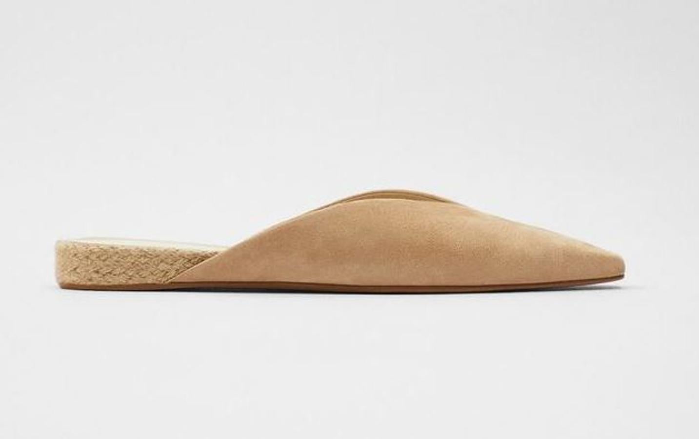 Con la suela de yute y la pala de efecto ante, mules planas de los Special Prices de Zara (15,99 euros).
