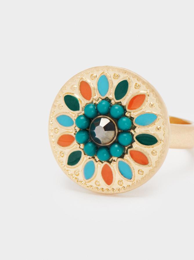 Anillo con piedras de colores de Parfois, (4,99 euros).