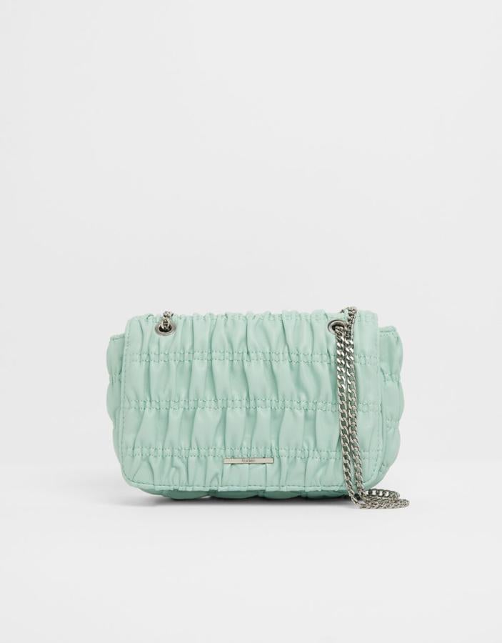 Bolso de color aguamarina acolchado de Bershka, (17,99 euros).