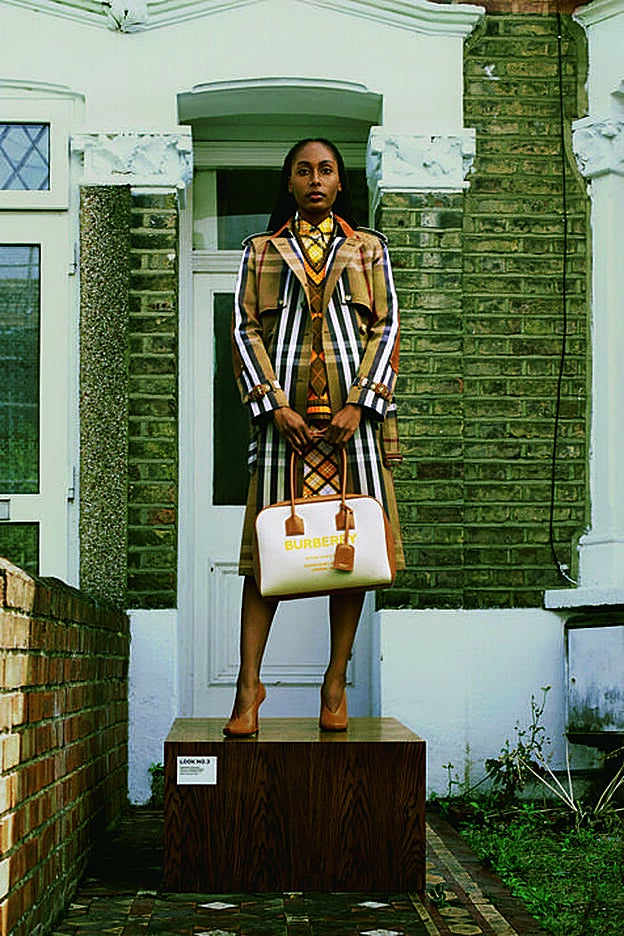 Los empleados de Burberry se fotografiaron con la nueva colección resort en el exterior de sus casas en Londres.