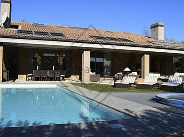 La piscina y el jacuzzi del chalet.