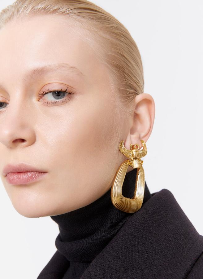 Pendientes dorados XL de Uterqüe, (39 euros).