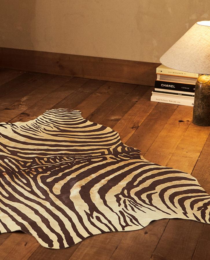 Alfombra de estampado zebra, (349 euros).