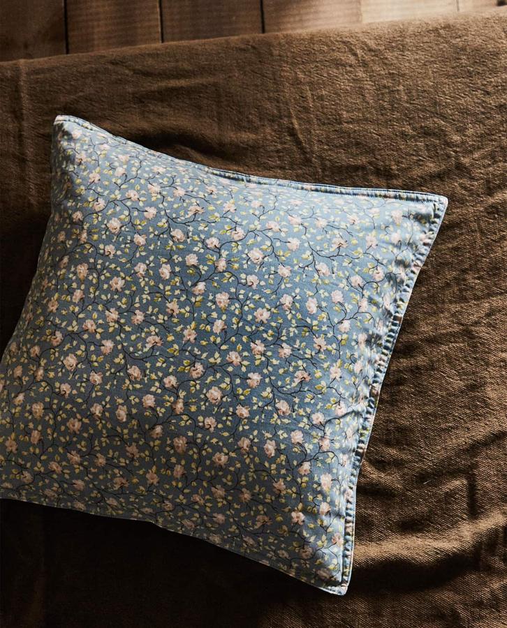 Funda de cojín de flores, (9,99 euros).