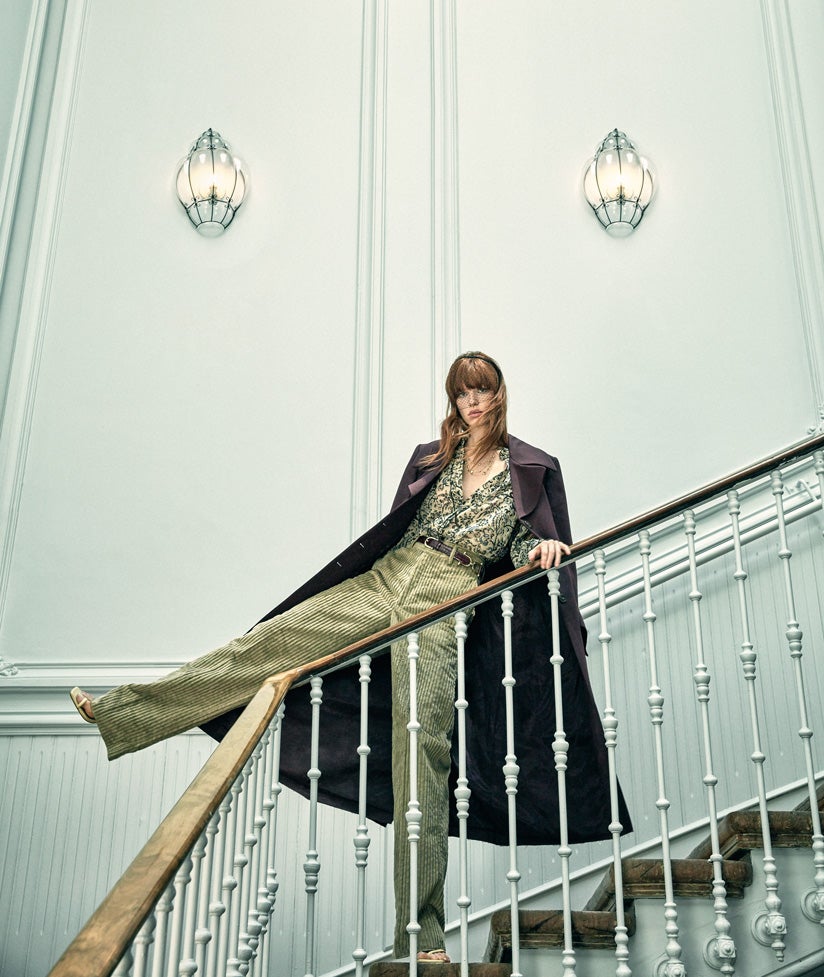 Abrigo y pantalón de Tod’s; camisa de Antik Batik; cinturón de Sandro; collar de Suarez; tocado de Mimoki; y zapatos de Mango.