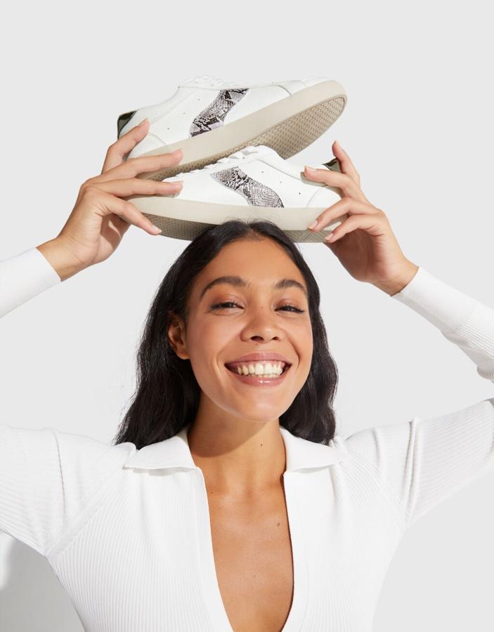 En color blanco con detalle de pint animal, estas zapatillas de Bershka vienen con talón metalizado y cuestan 25,99 euros. Podemos encontrarlas entre los números 35 y 41.