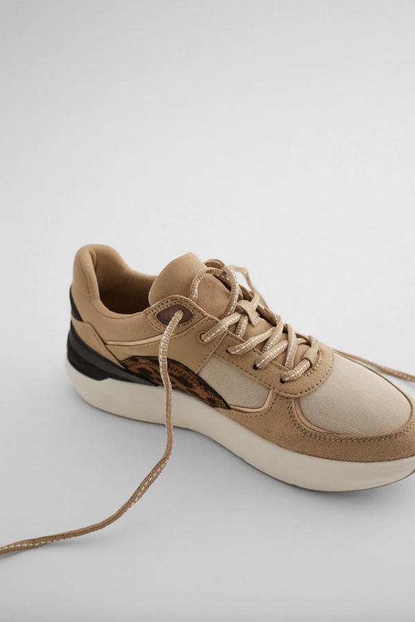 Estampado animal en los laterales para estas zapatillas en color beige con detalles metalizados y pieza engomada en la suela trasera. Son de Zara, tiene la suela gruesa y los cordones vienen con contraste de color. Podemos encontrarlas entre los números 35 y 42 por un precio de 39,95 euros.