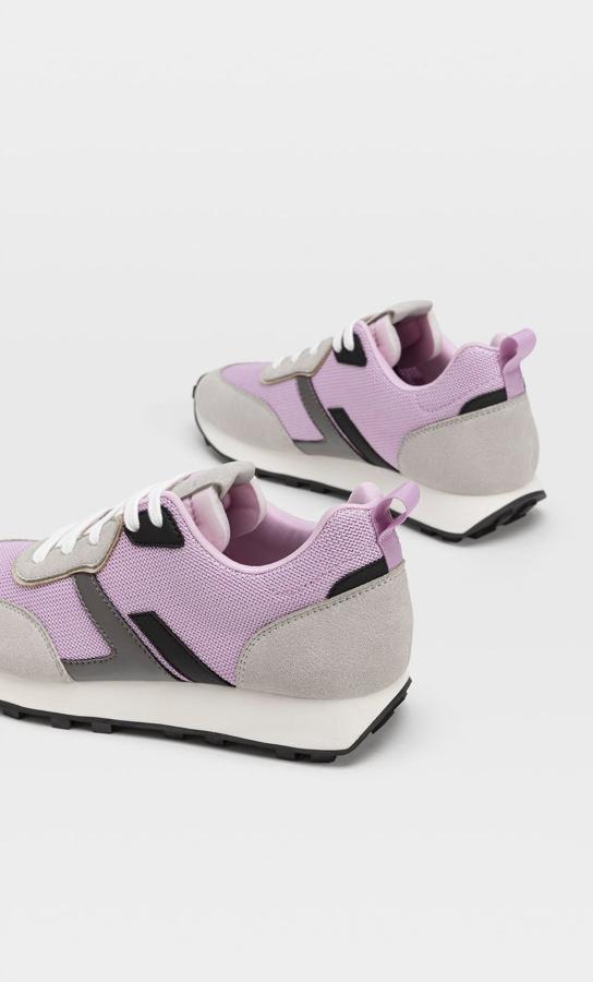 El color de moda del 2020, el lila, también llega a las zapatillas de la mano de Stradivarius con estas que combinan tonos grises y negros y vienen con cordones blancos. Cuestan 29,99 euros y están disponibles entre los números 35 y 41.