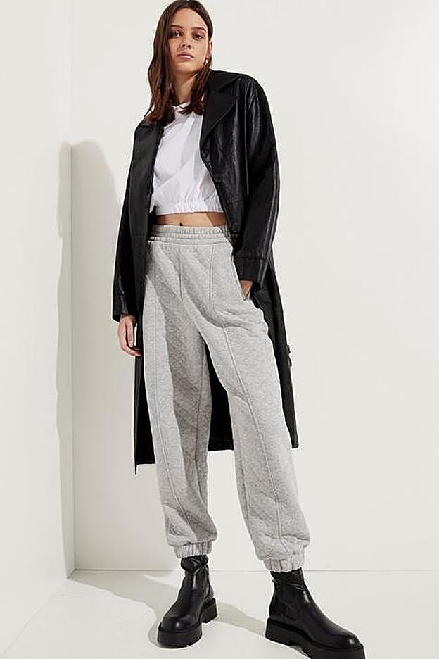 Un look impecable de los estilistas de Bershka, con unos joggers con textura.