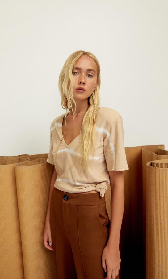 Camiseta con hombreras y escote de pico, con rayas tie dye, de la nueva colección de Stradivarius. Cuesta solo 9,99 euros.