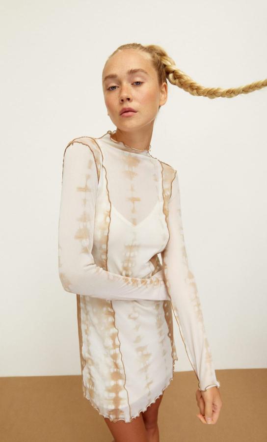 Vestido mini de tul y estampado tie dye en tonos beige, con acabado ondulado en bajo y mangas y detalles de costuras a la vista, de la nueva colección de Stradivarius. Tiene un precio inmejorabe, 15,99 euros, disponible también en tonos grises.
