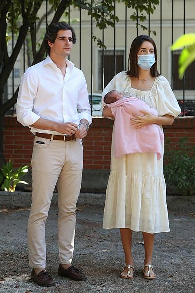 Sofía palazuelo y Fernando Fitz-James Stuart salían del hospital este fin de semana con su pirmera hija, Rosario.