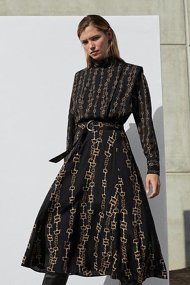 Vestido con estampado de cadenas, de Massimo Dutti.