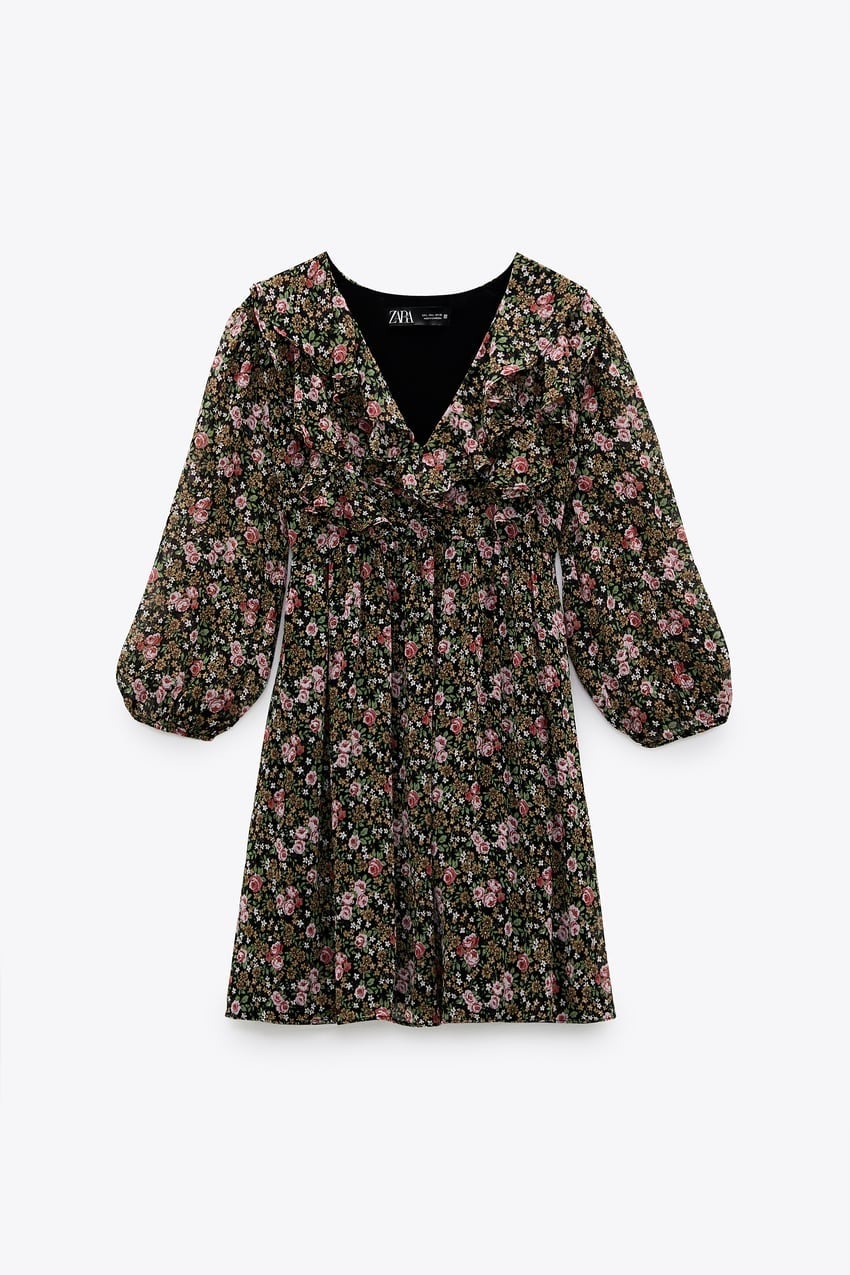 Alarga el estampado de flores al otoño con este vestido mini y fluido con escote a pico de volantes y manga larga. (15,99 euros).